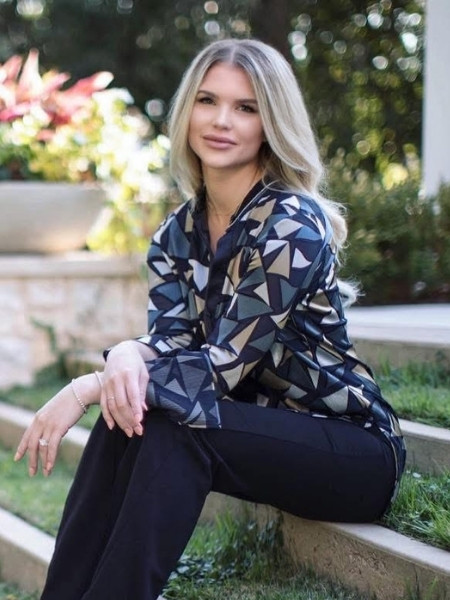 Kelsey Leslie, Luxury Agent